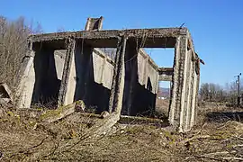 Grand bloque de trémie en béton couché sur le flan.