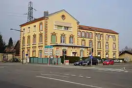 Un grand bâtiment de même architecture reconverti en logement.