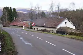 Des bâtiments en longueur au bord d'une route.