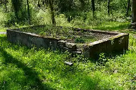 Base des murs d'un petit bâtiment.