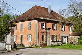 Le pavillon resté intact.