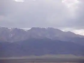 Vue du mont Jefferson depuis le croisement entre la Nevada State Route 376 et la Round Mountain Road.