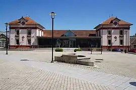 Long bâtiment symétrique des années 1900 sont l'entrée est couvert d'une verrière.