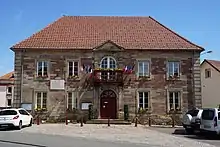 Vue d'un bâtiment orné de drapeaux.