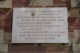 Plaque fixée sur la mairie.