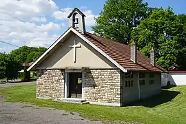 Peti bâtiment des années 1950 surmonté d'un petit campanile et marquée d'une croix chrétienne sut son fronton.