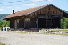 Un hangar à marchandise.