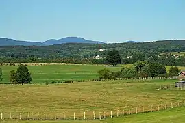 Paysage vers Magny-Danigon, le puits Arthur-de-Buyer et les Vosges.