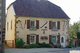 Une veille maison du centre, décorée.