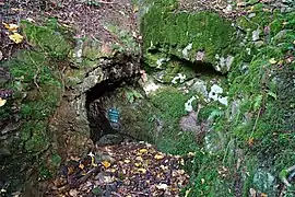 Une galerie creusée à flanc de colline.