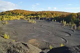 Vue depuis le sommet sur l'espace laissé par le terril retiré.