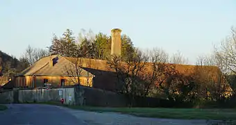 Les bâtiments et la cheminée de la saline de Mélecey.