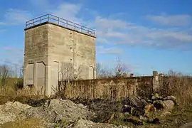 La tour de stockage du schiste.