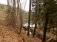 Vue de l'étang alimenté par la Givonne et de la vanne qui dessert le canal vers la turbine