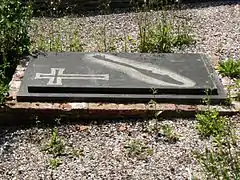 Tombe dans les fondations de l'église