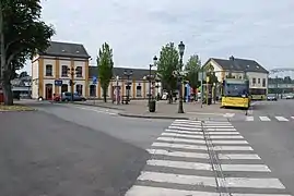 Gare routière devant le bâtiment.