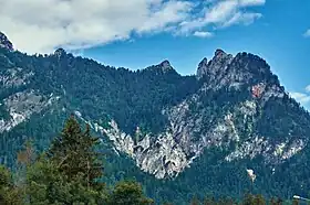 Vue de la face sud des sommets du Rotofen qui forment le visage de la « sorcière endormie ».