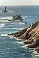 Pêcheur entre la pointe du Raz et le phare de la Vieille.