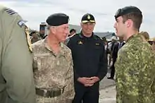 Le capitaine Tom Sunderland du Canada rencontre le prince Charles en novembre 2015.