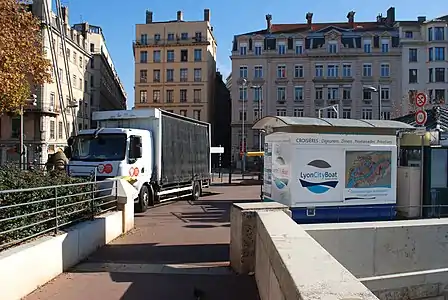 nos 1, 3 et 5 quai des Célestins, avec à gauche le no 11 et dernière maison du quai Saint-Antoine