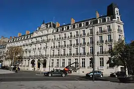 Le Grand hôtel la Cloche, œuvre de Louis Belin construite de 1881 à 1884.