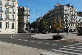 Début du boulevard de Brosses avec au centre un immeuble haussmannien construit en 1896 par Albert Leprince pour Julien Poinssot