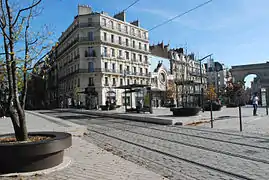 Immeuble haussmannien construit par Ardiot et Moncorget en 1895 et cinéma Le Darcy