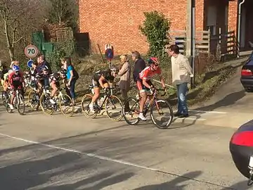 74 km: Avant du peloton dans le troisième prix de la montagne (2e montée du Roeselberg)