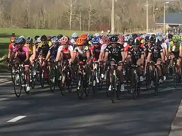 27 km: Peloton groupé dans le Gellenberg