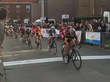 106.7 km: Groupe de onze coureuses sur la ligne d'arrivée partant pour le dernier tour