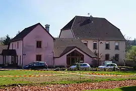 La salle des fêtes et la mairie.