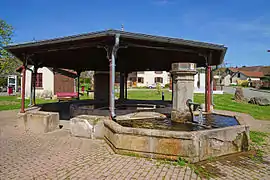 Fontaine-lavoir du centre.