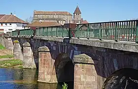 Mélisey avec son pont sur l'Ognon et l'église Saint-Pierre-et-Paul.