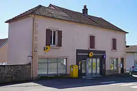 Maison rose avec vitrine.