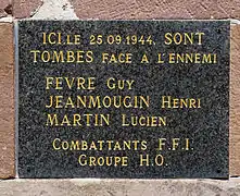 Plaque en marbre noir et inscriptions dorées.