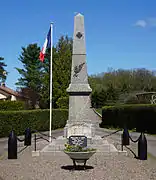 Monument pyramidale et drapeau français.