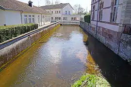 Cours d'eau passant entre plusieurs bâtiments.