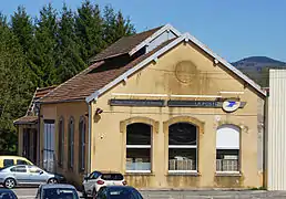 Petit bâtiment industriel jaune.