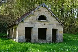 Lavoir à pilastres.