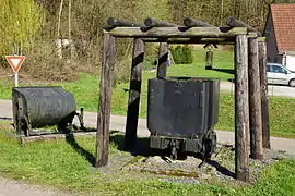 Boisages et wagonnets de mine.