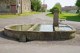 La fontaine de la place publique.