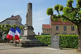 Le monument et la stèle.