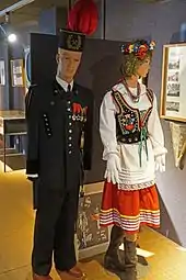 Costumes proches de tenues de parades militaires.