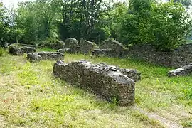 Ruines d'anciens bâtiments.