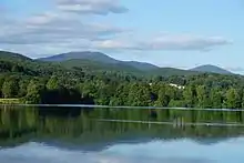 La même montagne que précédemment vue depuis un point d'eau.