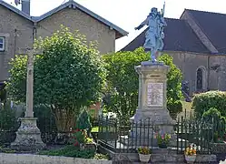 Croix et monument aux morts.