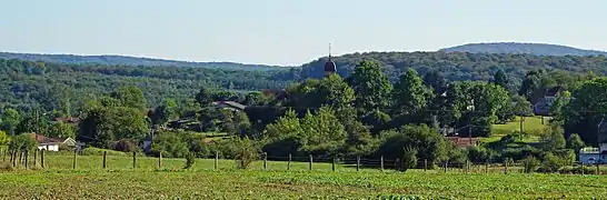 Panorama du village et des collines environnantes.