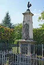 Monument surmonté d'un coq.