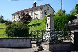 Le monument aux morts et la mairie.