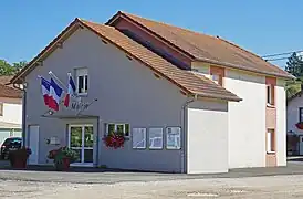 Photo couleur d'un bâtiment pavoisé.